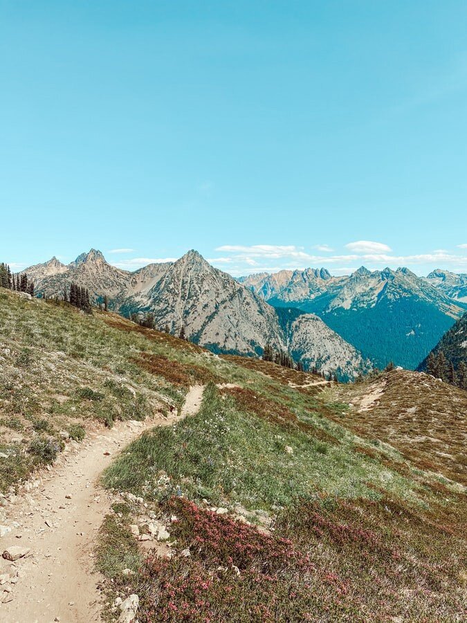 Типичная горная тропа. Фото Sophie Camille Rey on Unsplash