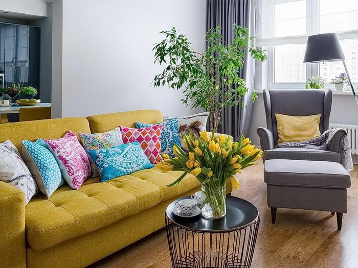 Диван и подушки акцентных цветов