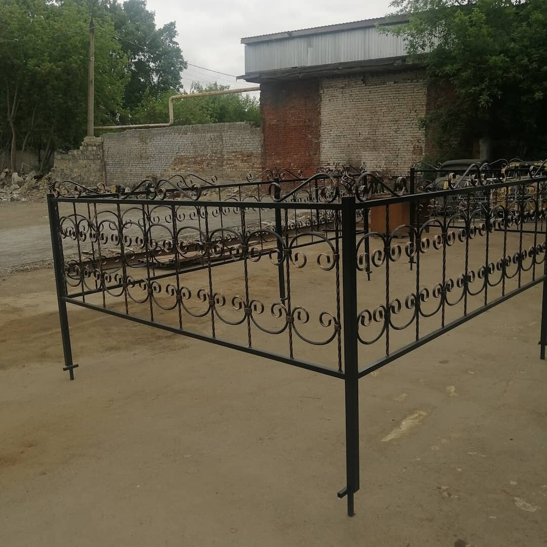 Оградка из кованых элементов 