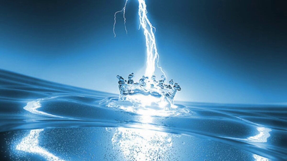 Вода соприкасаясь с электричеством меняет своё свойство