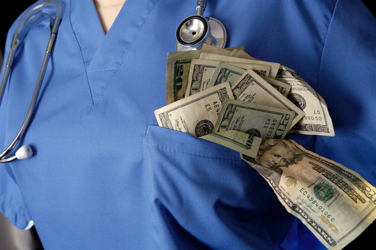 Оплата труда врача. Врач с деньгами. Медик с деньгами. Деньги на здравоохранение. Доктор деньги.