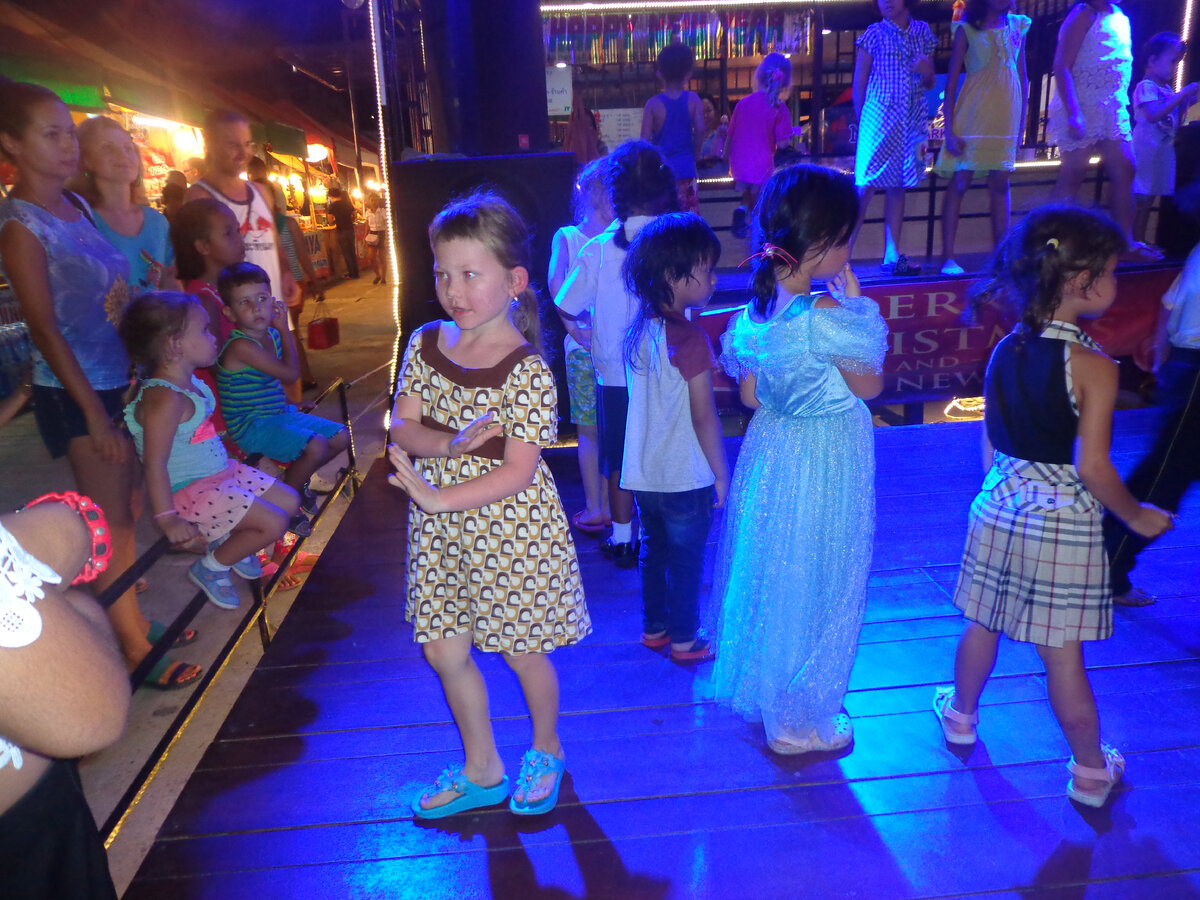 Внучка на детской дискотеке на ночном рынке