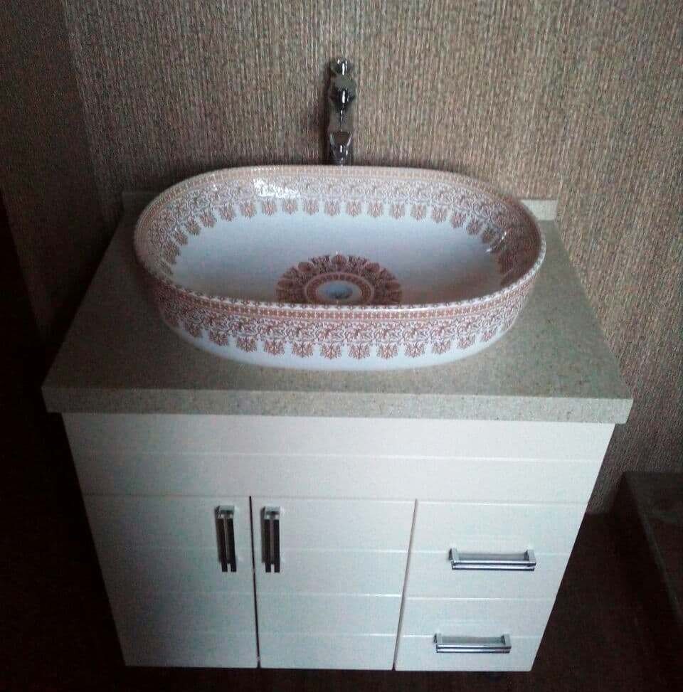 чистый умывальник и смеситель