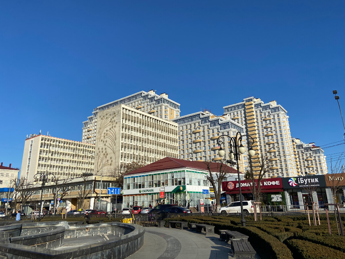Приятный ЖК в Краснодаре. К стати, цены там не так сильно изменились за год, так как они и до того были высокими)