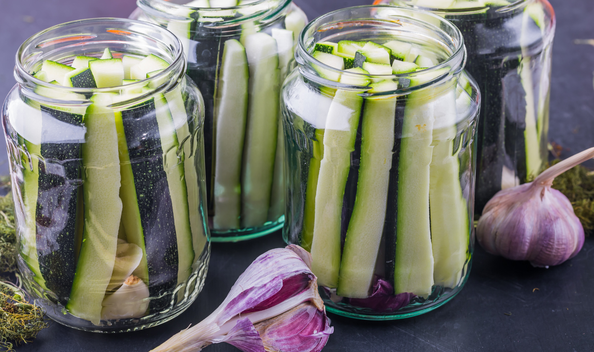 Делаю много банок, но все съедается ещё до нового года. Простой рецепт  вкусных маринованных кабачков на зиму | Вилка. Ложка. Палочки: рецепты и  советы | Дзен