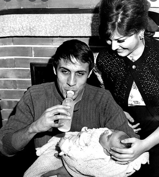 Адриано Челентано с младшей дочерью и женой