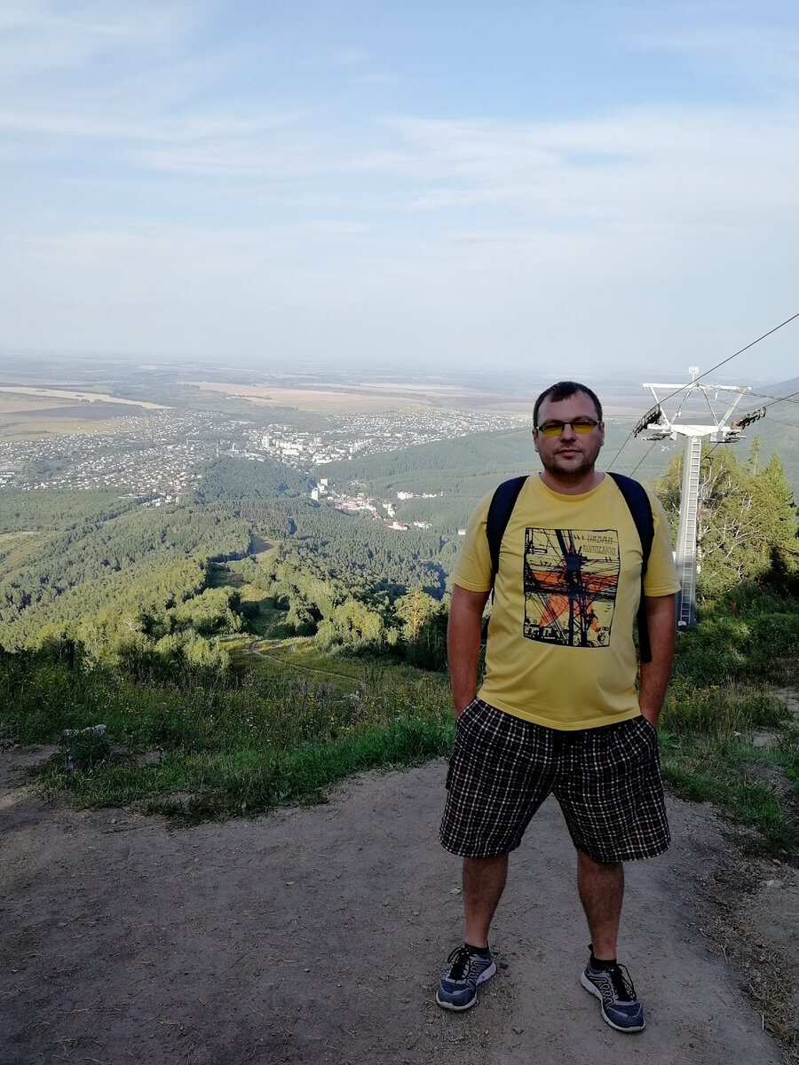 Вид на город Белокуриха с горы Церковака, фото возле фуникулера.
