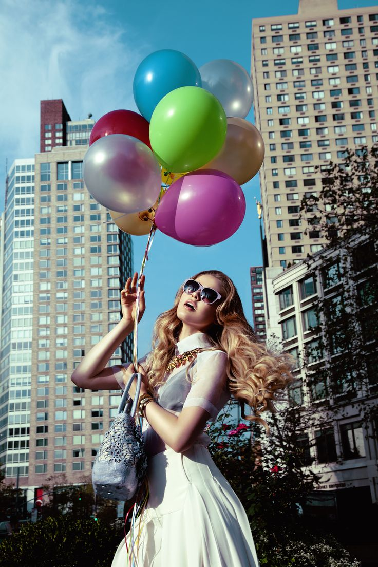 Женщина на воздушном шаре. Девушка с воздушными шарами. Фотосессия с воздушными шариками. Девушка с шариками воздушными. Красивые девушки с воздушными шарами.