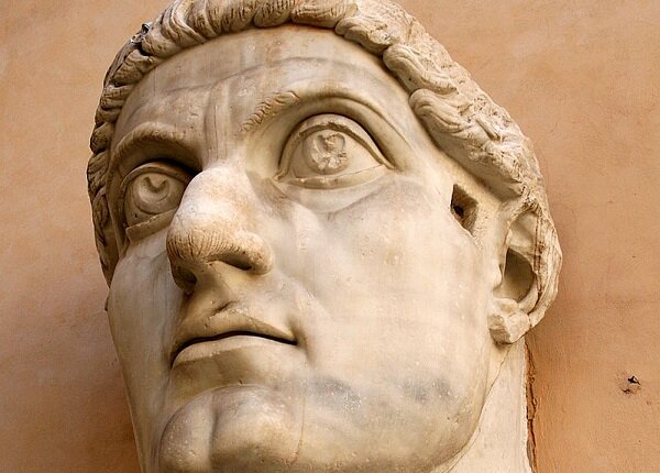 А это император Константин I, в 330 г. перенесший столицу из Рима в Византий, переименовав его в Константинополь. За три с лишком века после Августа императорский нос заметно увеличился. Кто из предков Константина первым обзавелся щнобелем, неясно - он имелся уже у его папы, тоже императора,  Констанция Хлора, но предки Констанция неизвестны. Во всяком случае, ясно, что род Константина больше был связан с Малой Азией, и, через нее - видимо и Сирией.