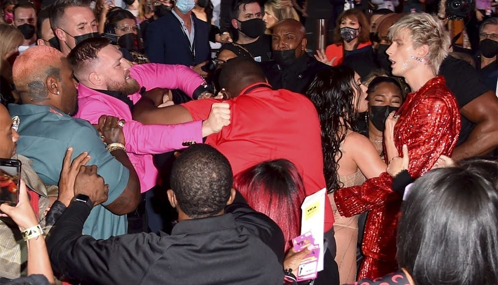 Конор МакГрегор решил поддержать тренд фрик боев и подрался с репером