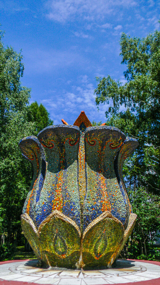 Фонтан «Каменный цветок» расположен в сквере перед ДК Шинников. 
