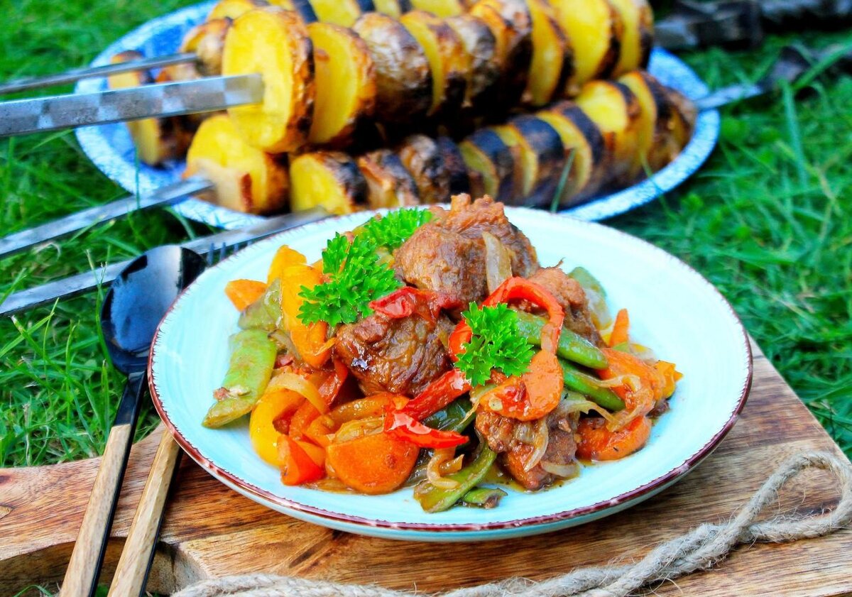Свинина с овощами в казане. Свинина с овощами в казане. Картошка с мясом и овощами в казане на костре. Блюда в казане овощи. Свинина с овощами в казане.