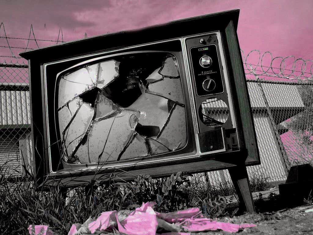 Телевизор готов. Телевизор. Старый телевизор. Сломанный телик. Разбитый старый телевизор.