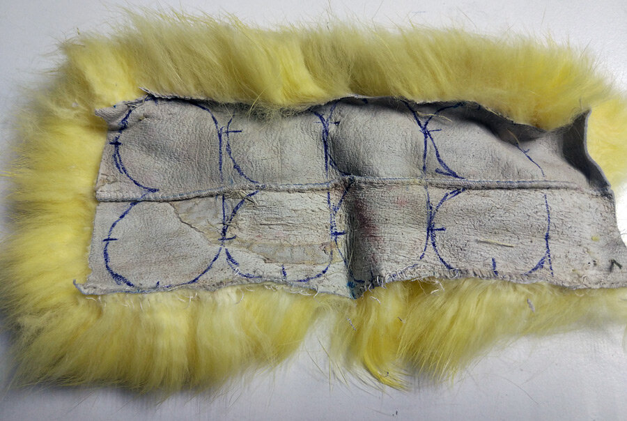 Нарисованные половинки лекала. Это на два помпона.