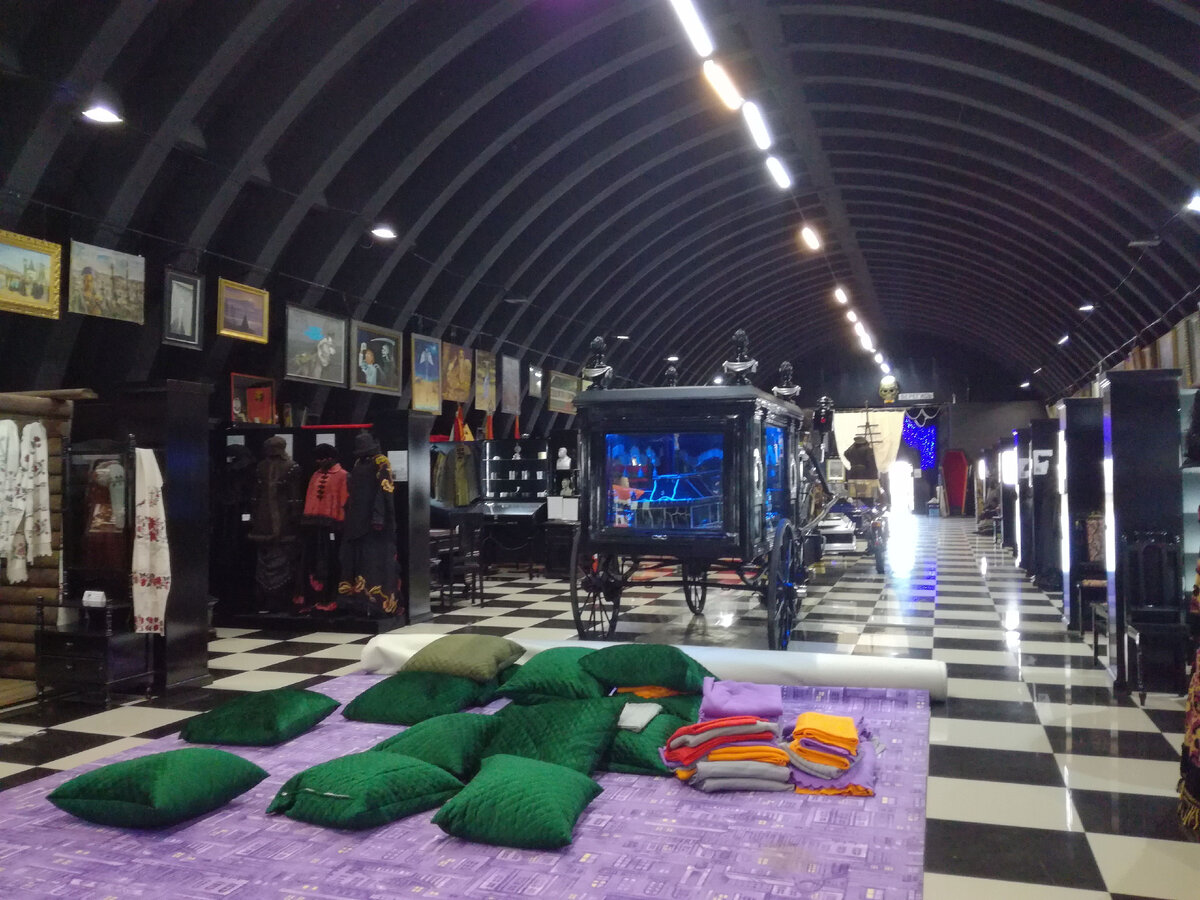 Только один из трёх огромных залов музея.