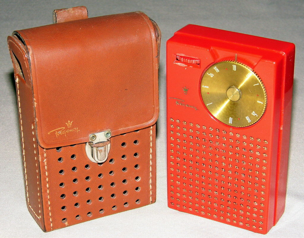 Regency TR-1. Слева  чехол, справа  сам приёмник.