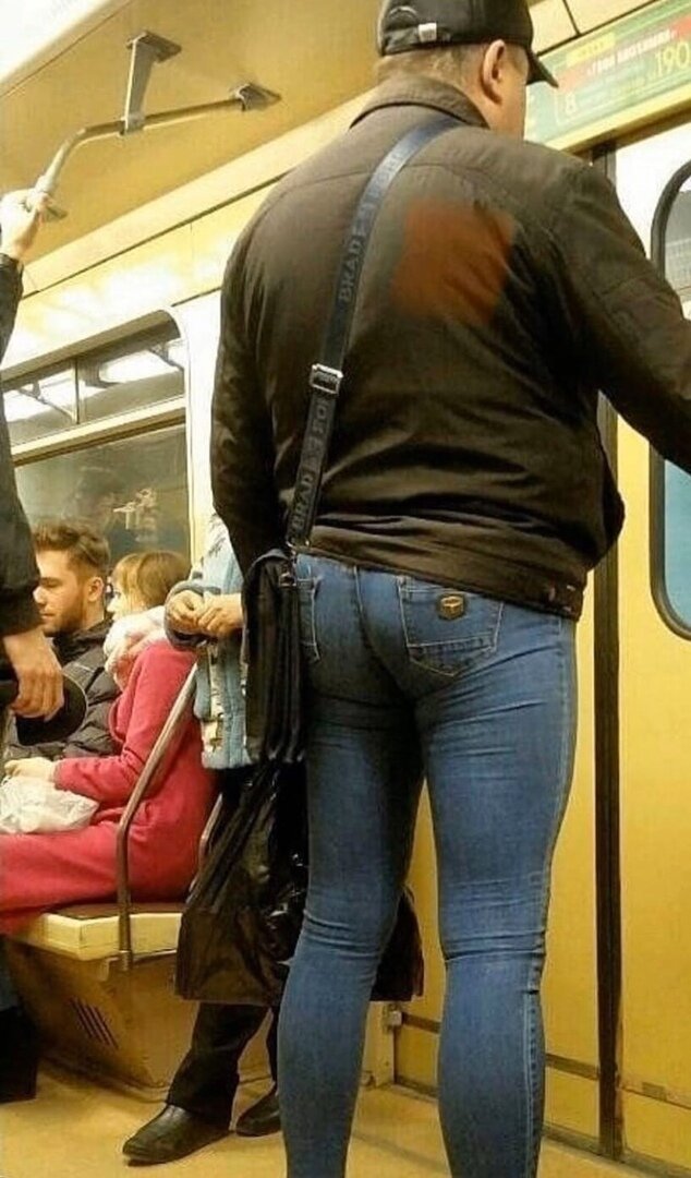 Мужчины в метро