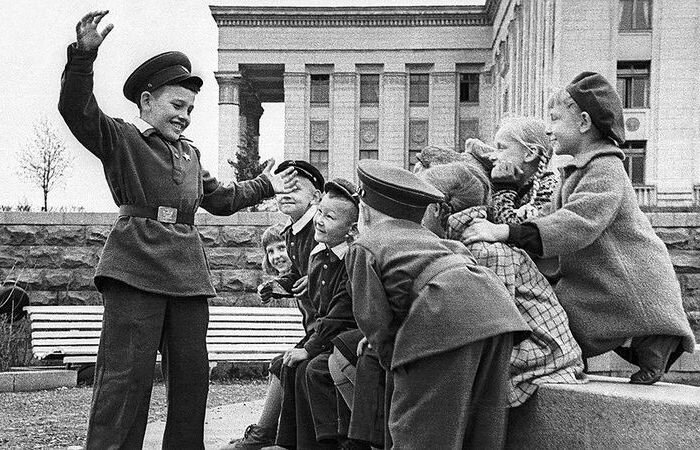  На протяжении отечественной истории форма в учебных заведениях страны то появлялась, то исчезала, но самое главное – регулярно менялась.