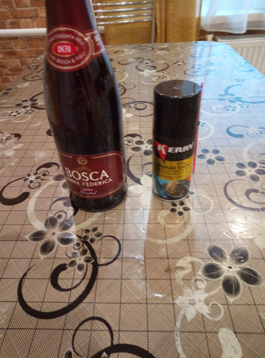 побрызгала на этикетки, чтоб отмокли