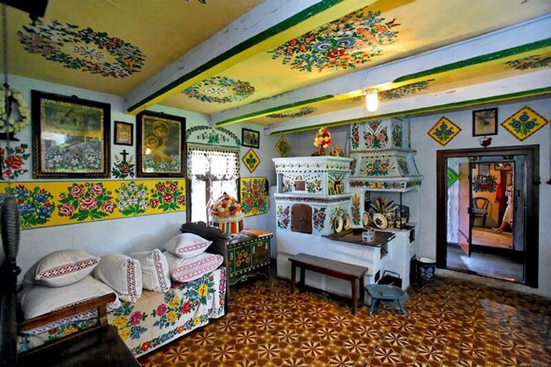 Внутри дом тоже яркий и необычный Источник https://clck.ru/ZVVbA