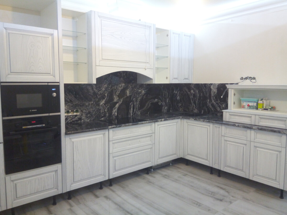 Столешница из гранита Блэк Форест