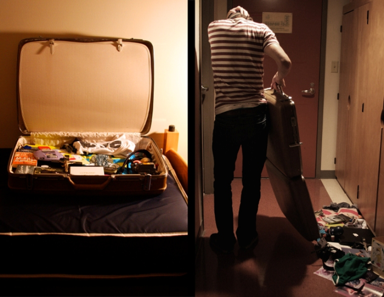 Мужчина собирает вещи. Чемодан в квартире. Чемоданы с вещами в комнате. Собранный мужской чемодан в квартире.