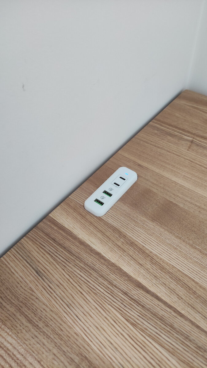 USB блок с 2-мя Type-C входами, мощность 156W встроенный в стол