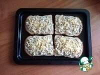     Намазываем ломтики хлеба толстым слоем и присыпаем щедро сыром. Сыром бутерброд не испортишь и кладите его по своему вкусу и желанию. Выкладываем на противень. Ставим в разогретую духовку до т-200 С минут на 10. Мне этого времени хватает, т к у меня небольшой духовой эл. шкаф на 18 л, справляется со своей работой очень быстро. Ориентируйтесь на свою духовку.