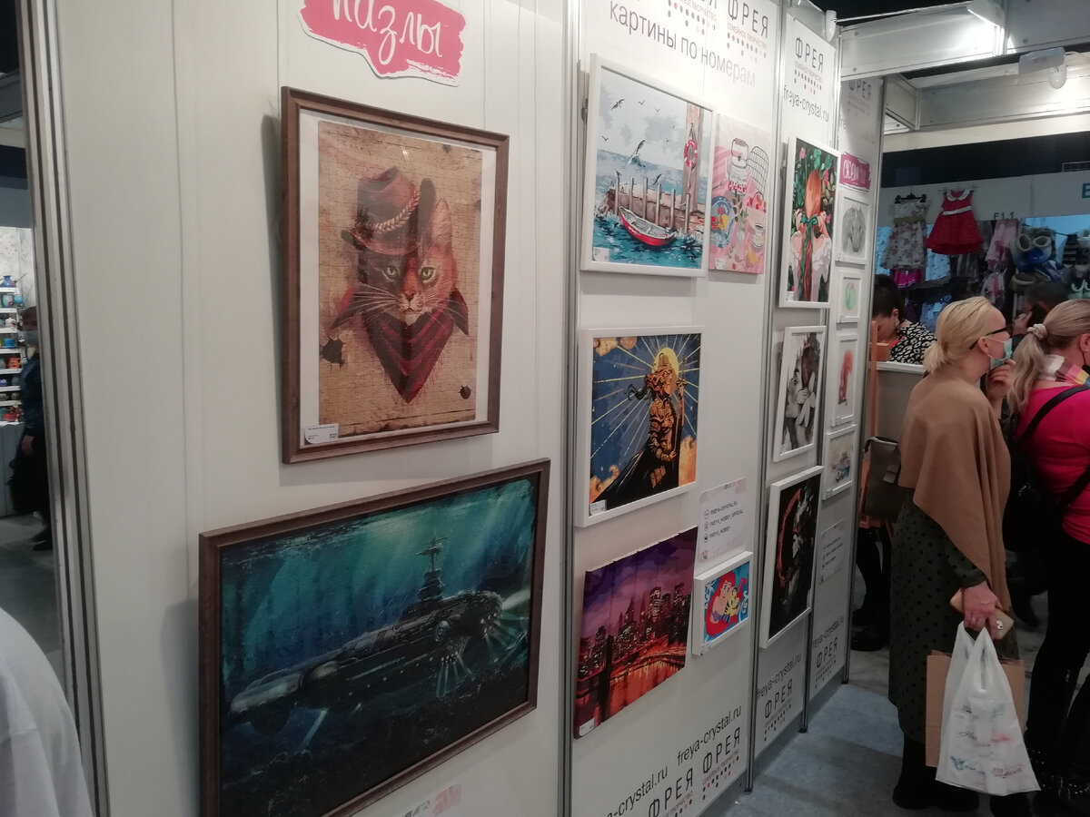 Стенд Panna. Теперь в их ассортименте не только вышивка и алмазка, но ещё и паззлы. 