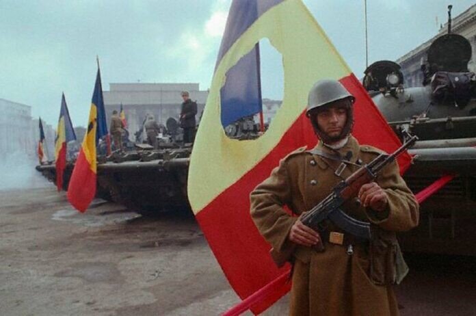 Повстанцы вырезали из государственных флагов герб социалистической Румынии, из-за чего их триколоры имели характерную дыру в центре. 27 декабря 1989 в Румынии восстановлен прежний флаг, без герба СРР.