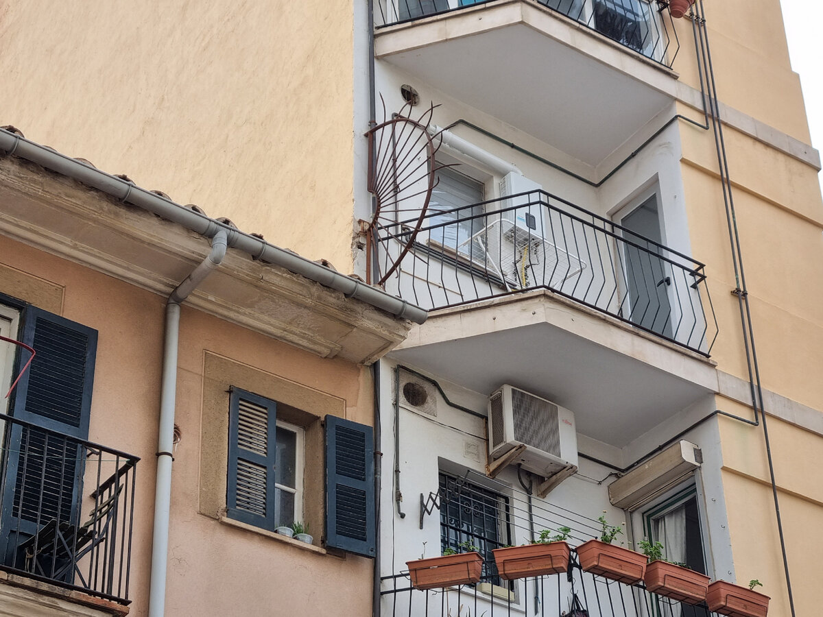 Эту конструкцию для защиты от воров я приняла за ветряк на крыше. Пальма-де-Майорка.