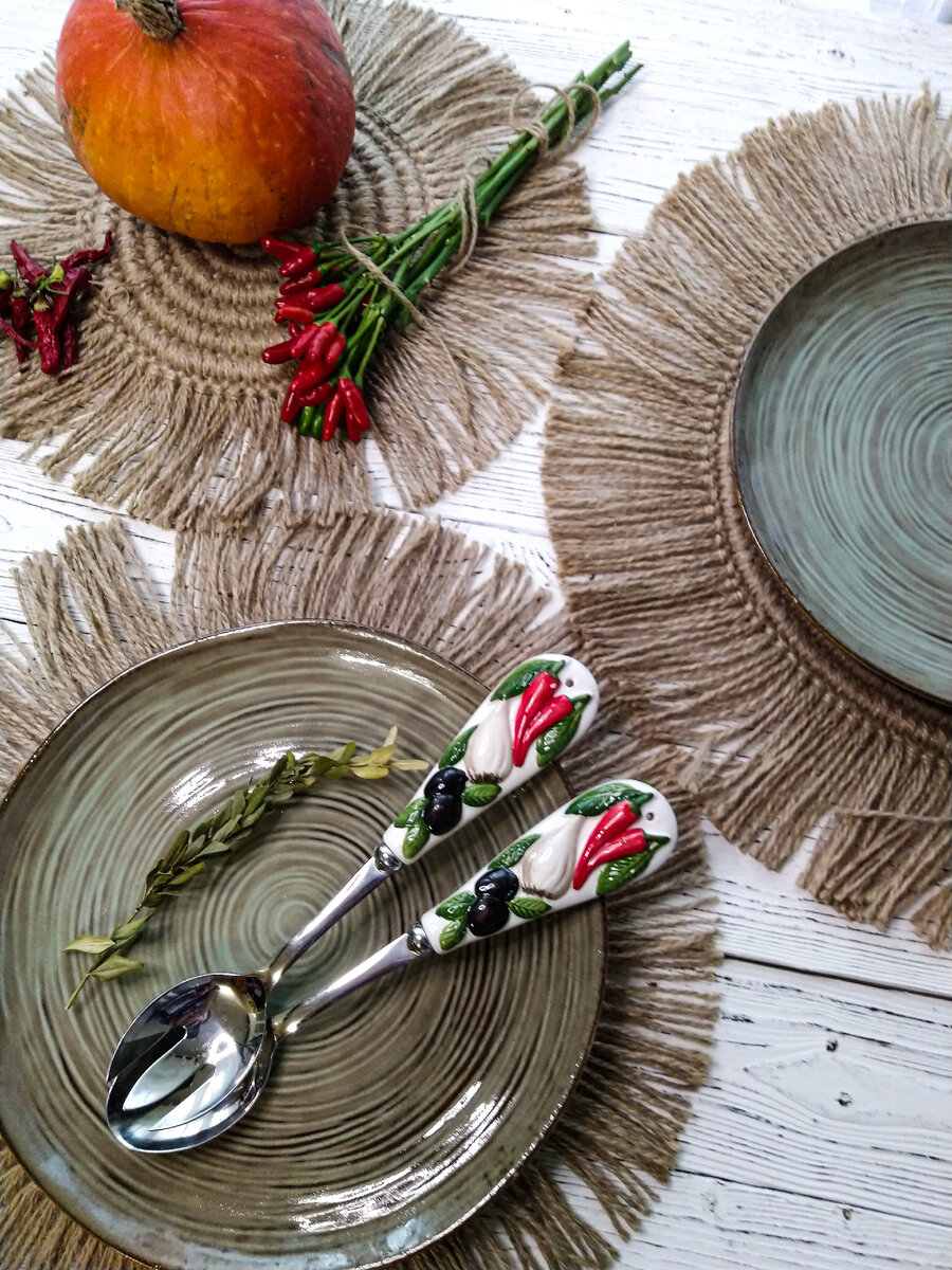 Подставки под тарелки придадут уют и особую атмосферу. 