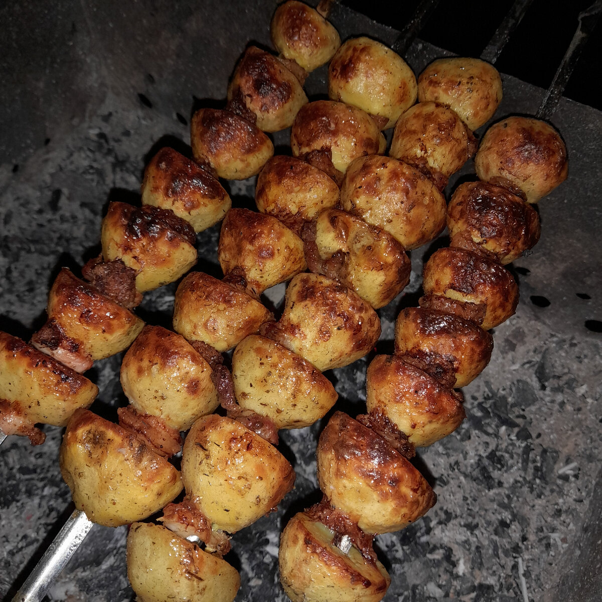 Картофель с беконом на шпажках на гриле или мангале - рецепт с фото