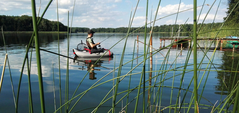 Рыболов в лодке «belly boat»