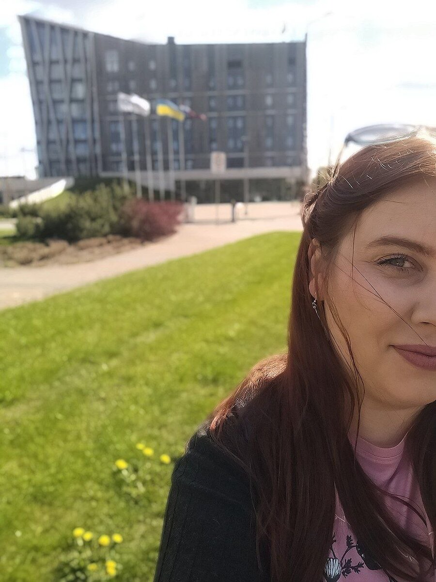 Я на фоне факультета