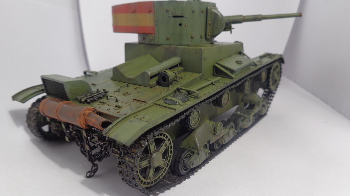 Пастель, болты и заклепки+цепочка из бижутерии