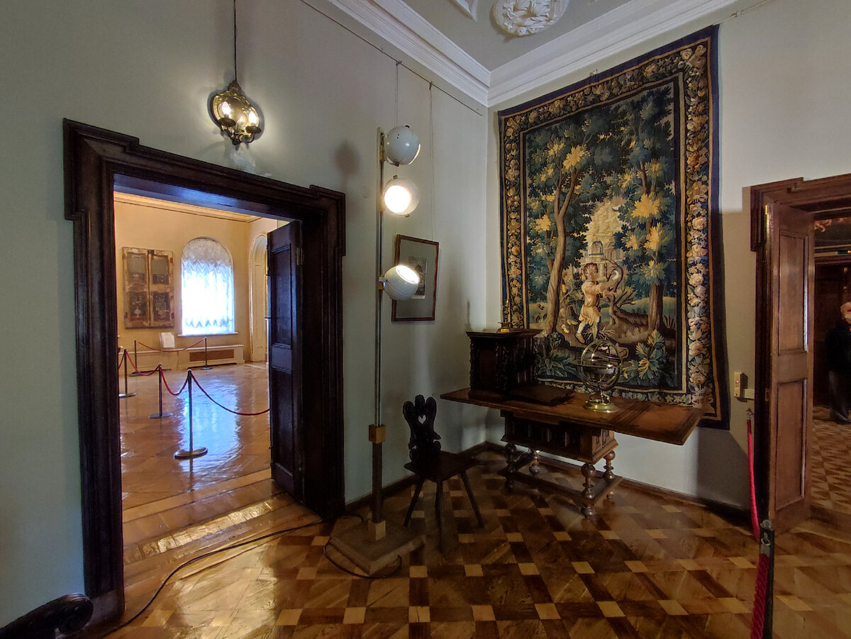 В помещениях второго этажа красивые гобелены. 