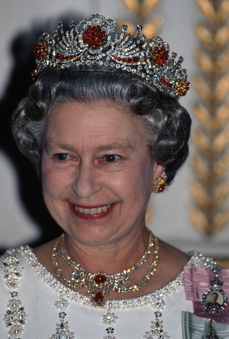 украшение королевские семьи. королевские украшения мира. сапфировая тиара королевы елизаветы 2. королева елизавета великобритании с тиарой. кейт миддлтон в диадеме.