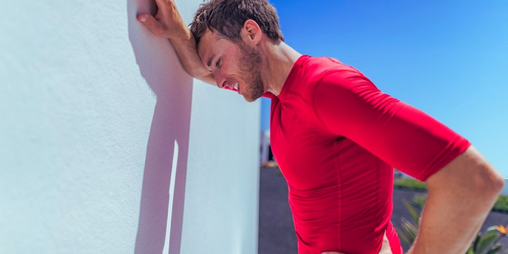 И тренировки в жаркую погоду могут провоцировать головную боль.