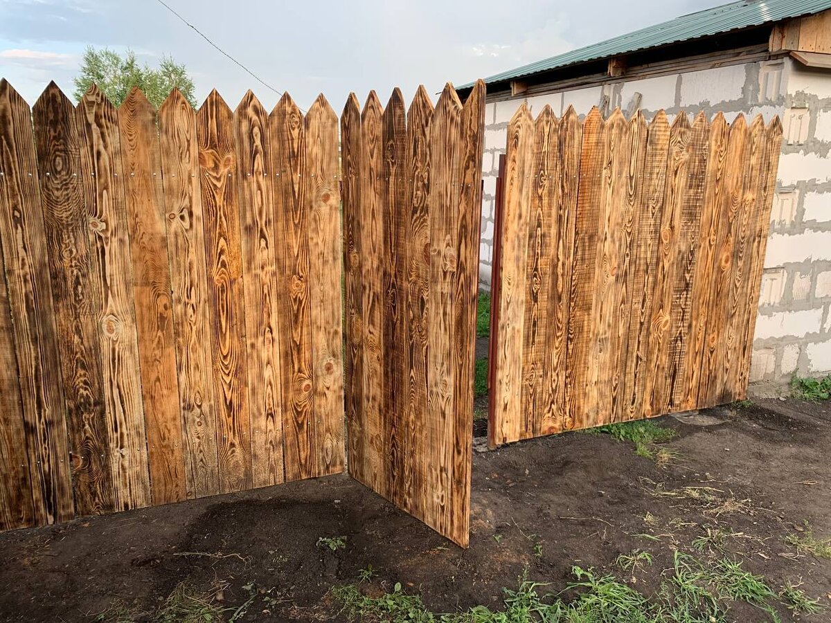 Вот такой забор, еще лаком осталось покрыть