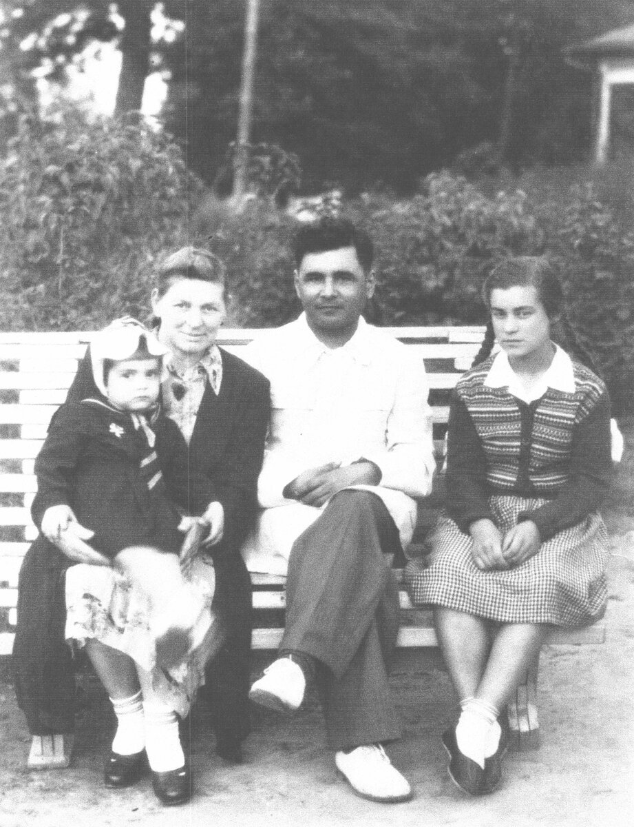 Х. Гимади с женой и дочерями, Август 1956 г. Архив Э.Х. Гимади