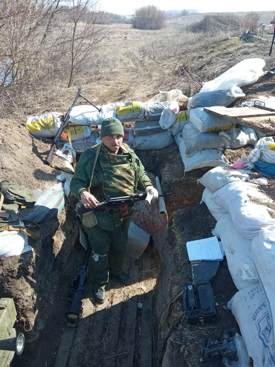 Ромка писал стихи прямо в окопе