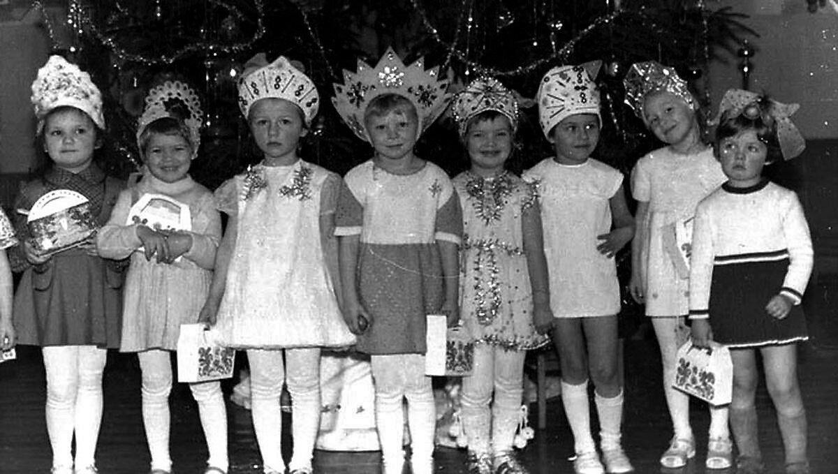 О, это прекрасное чувство, когда за две недели до Нового года в нашей семье доставалась заветная коробка с антресоли. А в ней слоями лежали новогодние игрушки.-3