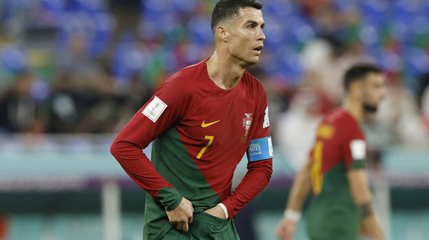 Криштиану Роналду что-то достал из трусов во время матча.