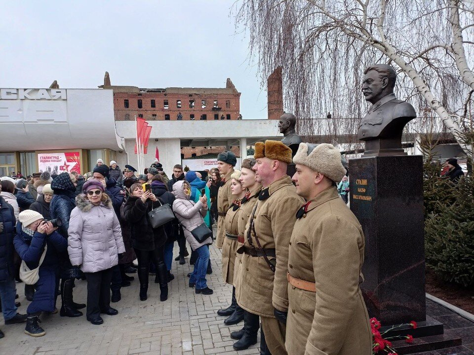     В Волгограде открыли бюсты военачальников, фотосессии со Сталиным были весьма популярны. Екатерина СИМОХИНА