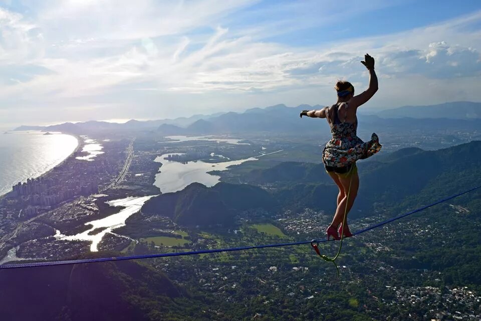 Украина идёт по канату, но американская страховка ненадежна.