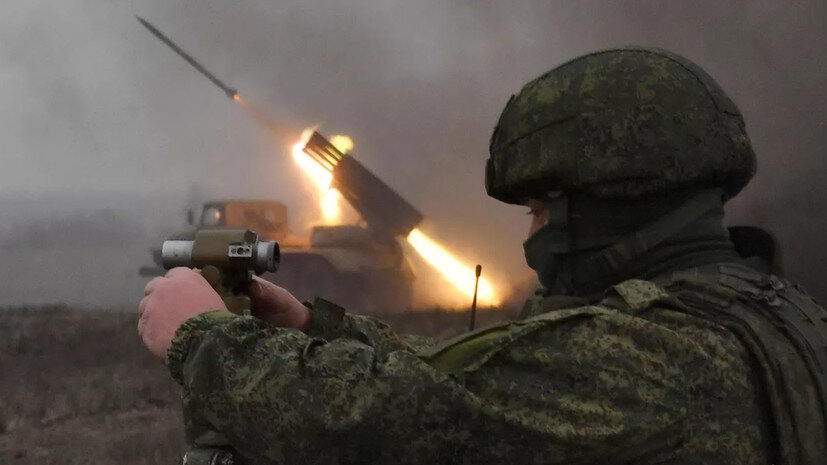     Военнослужащий ВС РФ осуществляет наведение реактивной системы залпового огня «Град» РИА Новости Евгений Биятов