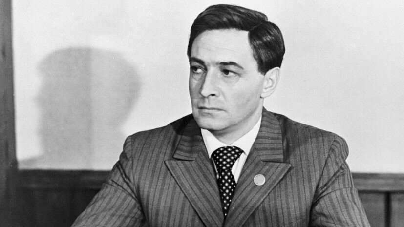     Вячеслав Тихонов родился 8 февраля 1928 года в городе Павловский Посад Московской губернии. Его отец работал на ткацкой фабрике, а мать была воспитательницей в детском саду РИА Новости