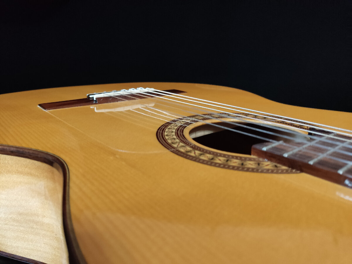 Прозрачная пластина (гольпеадор) для защиты деки. 