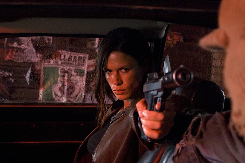 Кадр из фильма Doomsday. Режиссер: Нил Маршалл. Оператор: Сэм МакКёрди. Производство: Crystal Sky Pictures, Internationale Filmproduktion Blackbird Dritte, Intrepid Pictures, Moonlighting Films South Africa, Rogue Pictures, Scion Films Limited. Показ в России: Пирамида 